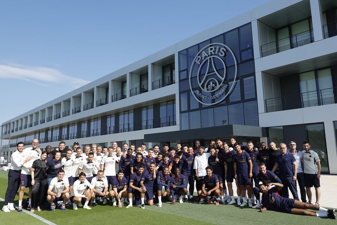 Elenco do PSG durante despedida de Neymar (foto: Divulgação/Paris Saint-Germain)