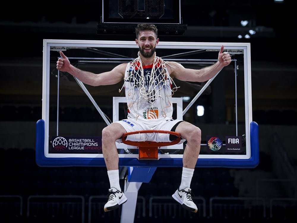 Nicolás Copello em cima do aro de basquete (foto: Divulgação/Fiba)