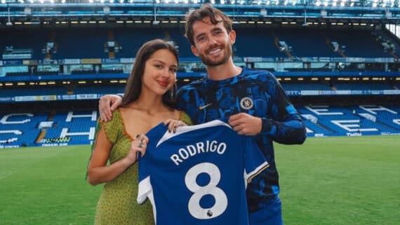 Olivia Rodrigo assistiu a partida entre Chelsea e Liverpool, no Stamford Bridge (foto: Reprodução/Chelsea)