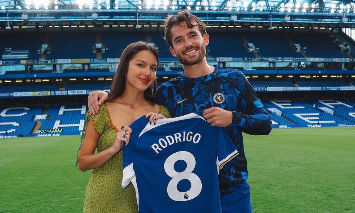 Olivia Rodrigo assistiu a partida entre Chelsea e Liverpool, no Stamford Bridge (foto: Reprodução/Chelsea)
