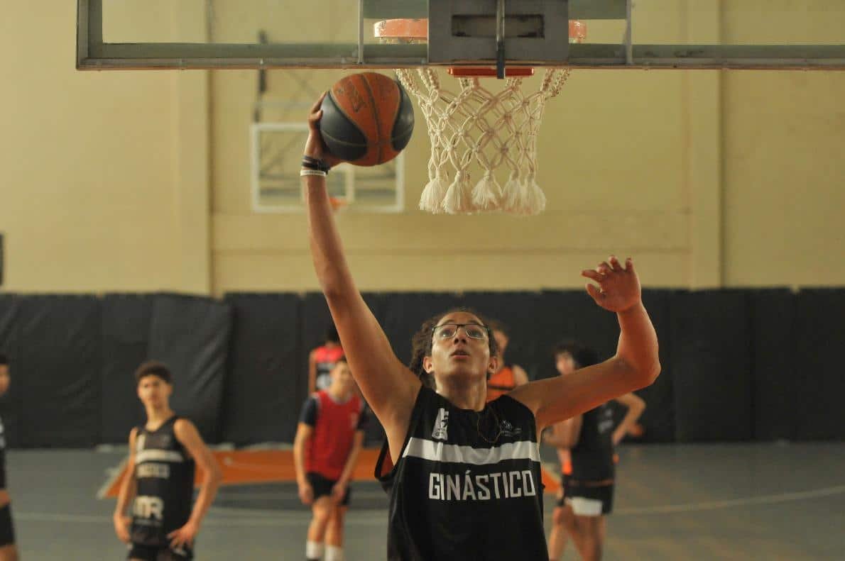 Orlando neto, atleta do time de basquete do Ginástico
