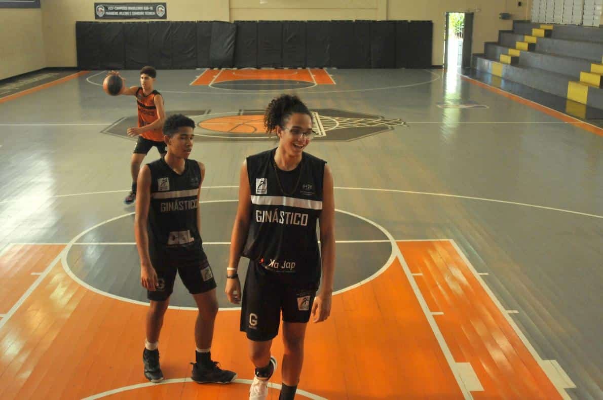 Orlando neto, atleta do time de basquete do Ginástico
