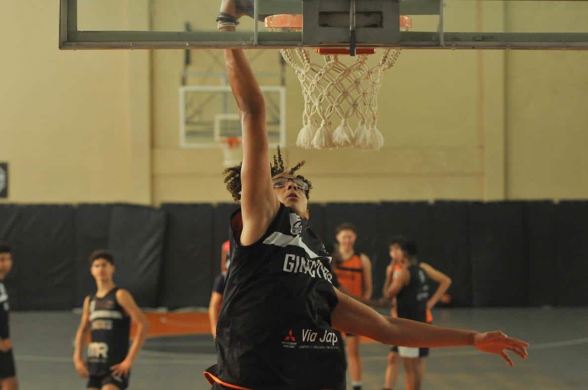 Orlando neto, atleta do time de basquete do Ginástico