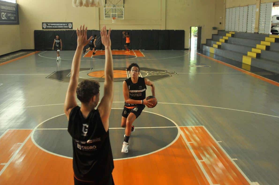Orlando neto, atleta do time de basquete do Ginástico