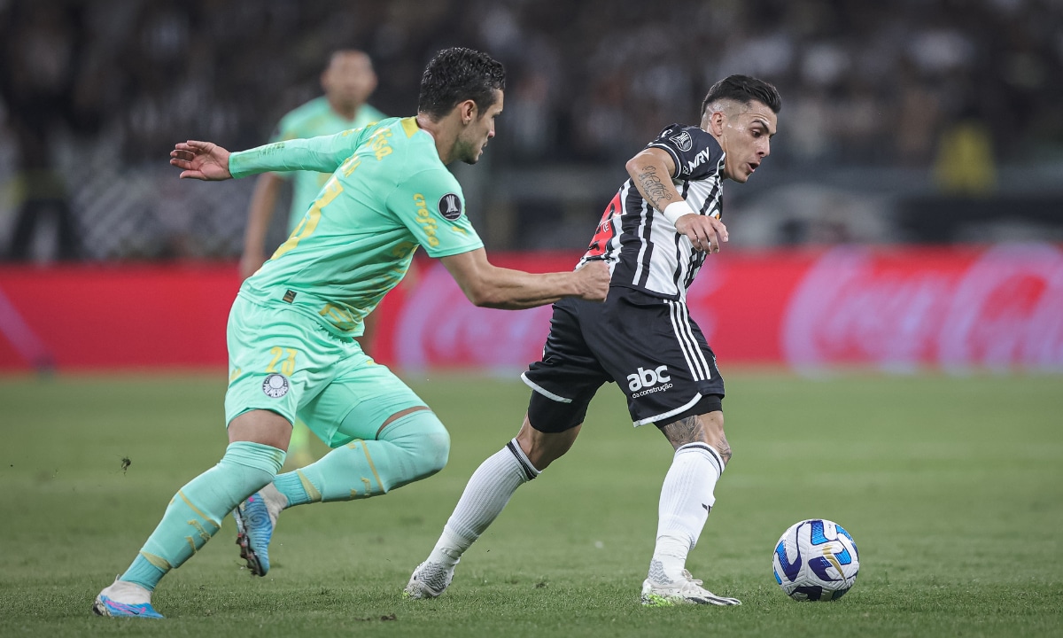 Veiga e Pavón disputam a bola em Atlético x Palmeiras no Mineirão, pela Libertadores