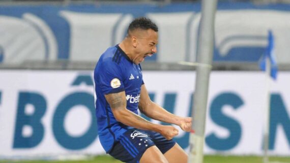Rafael Elias, o Papagaio, comemora gol do Cruzeiro com os punhos cerrados (foto: Ramon Lisboa/EM/D.A Press)