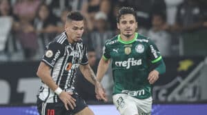 Paulinho e Veiga durante jogo entre Atlético e Palmeiras pela Libertadores - Crédito: 