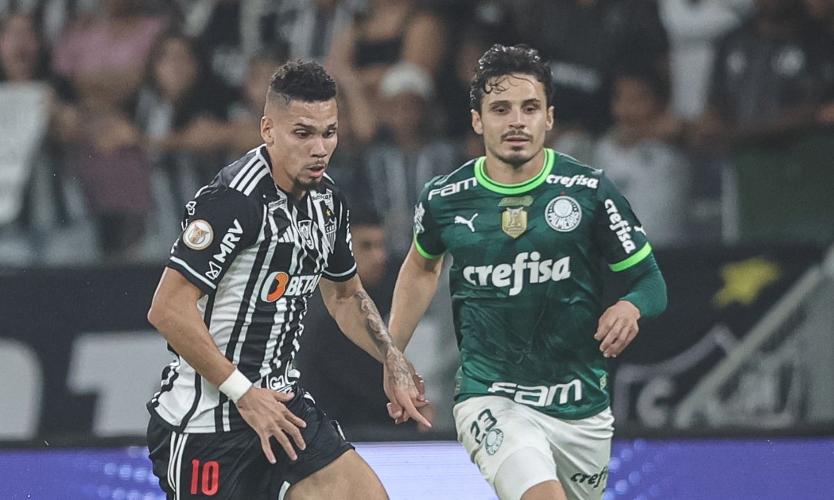 Paulinho e Raphael Veiga disputam bola em Atlético x Palmeiras no Mineirão (foto: Pedro Souza / Atlético)