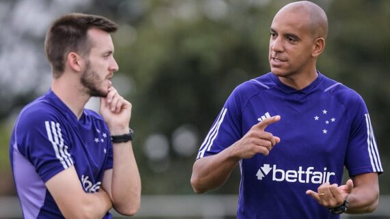 Pepa (à direita) conversa duante treino do Cruzeiro (foto: Gustavo Aleixo/Cruzeiro)