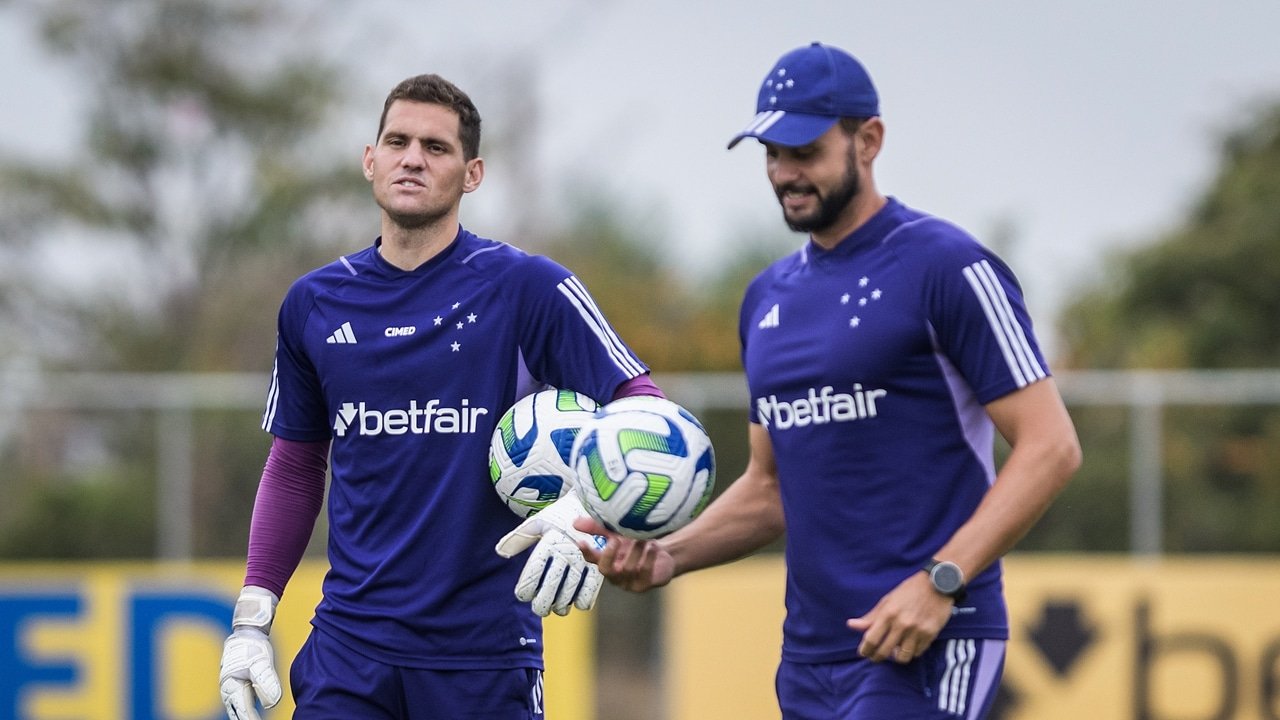 Goleiro do Cruzeiro treinando na Toca da Raposa (foto: Gustavo Aleixo/Cruzeiro)