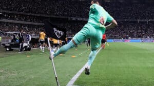 Raphael Veiga comemora gol na partida contra o Atlético com voadora na bandeira de escanteio - Crédito: 