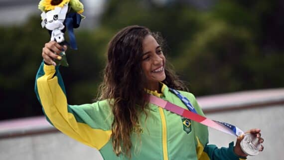 Rayssa Leal segurando a medalha de prata conquistada nas Olimpíadas de Tóquio 2020 (foto: Jeff PACHOUD / AFP)