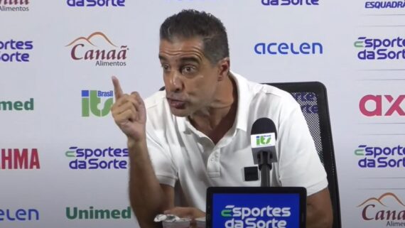 Técnico do Bahia, Renato Paiva aponta dedo para jornalista durante entrevista (foto: Divulgação/Bahia)