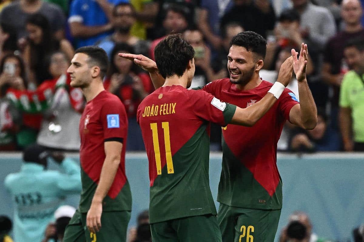 Gonçalo Ramos comemora gol com João Felix durante a Copa do Mundo (foto: FABRICE COFFRINI)