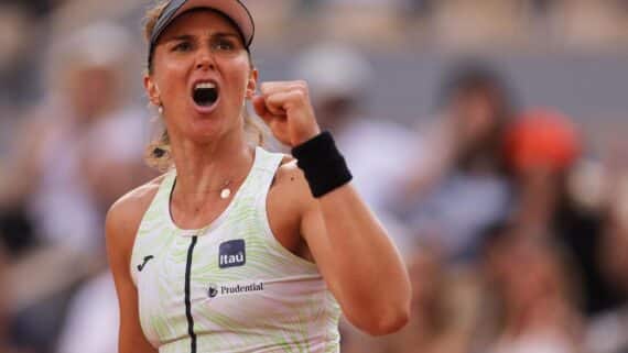 Bia Haddad comemora vitória em Roland Garros (foto: THOMAS SAMSON)