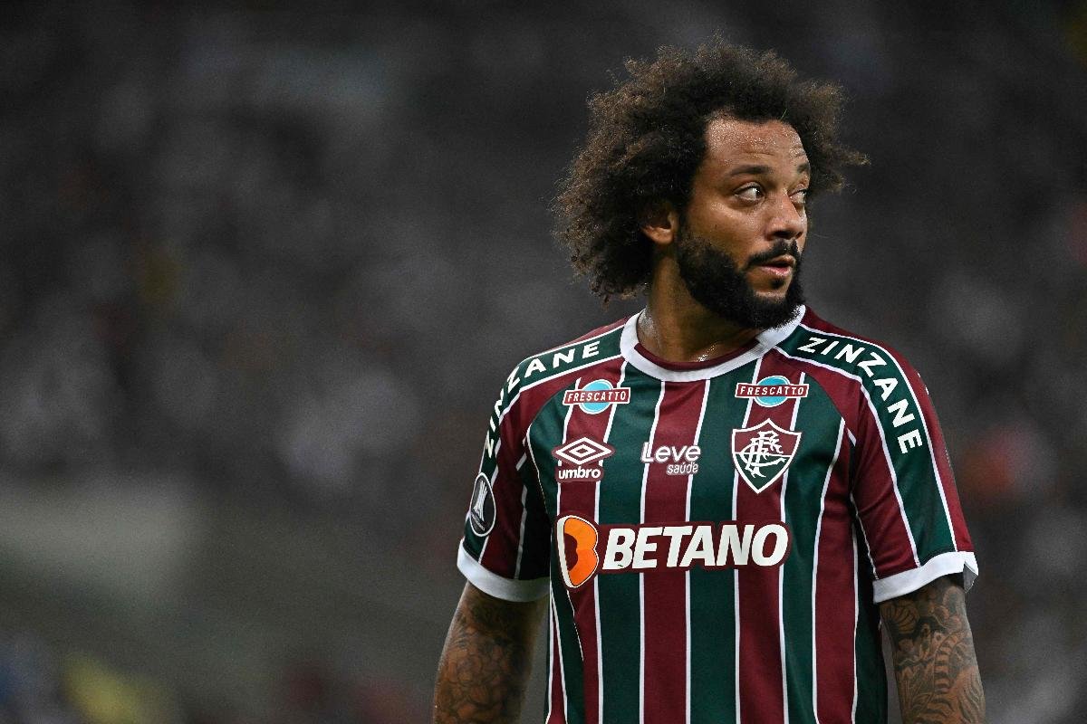 Marcelo com a camisa do Fluminense (foto: MAURO PIMENTEL)