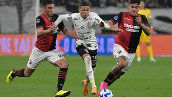 Adson tenta sair da marcação na partida contra o Newell's Old Boys pela Copa Sul-Americana (foto: NELSON ALMEIDA)