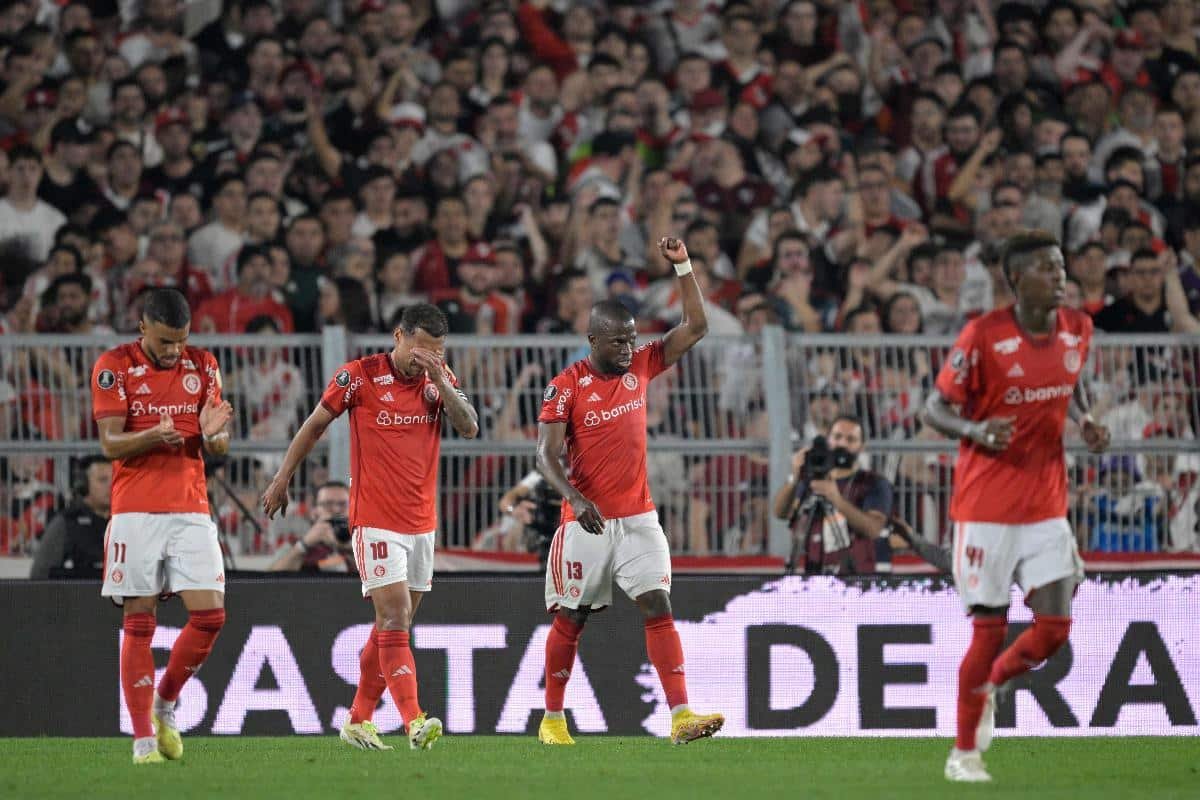 Elenco do Internacional durante jogo pela Copa Libertadores (foto: JUAN MABROMATA)