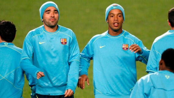 Ronaldinho e Deco treinando pelo Barcelona (foto: ALBERT GEA)