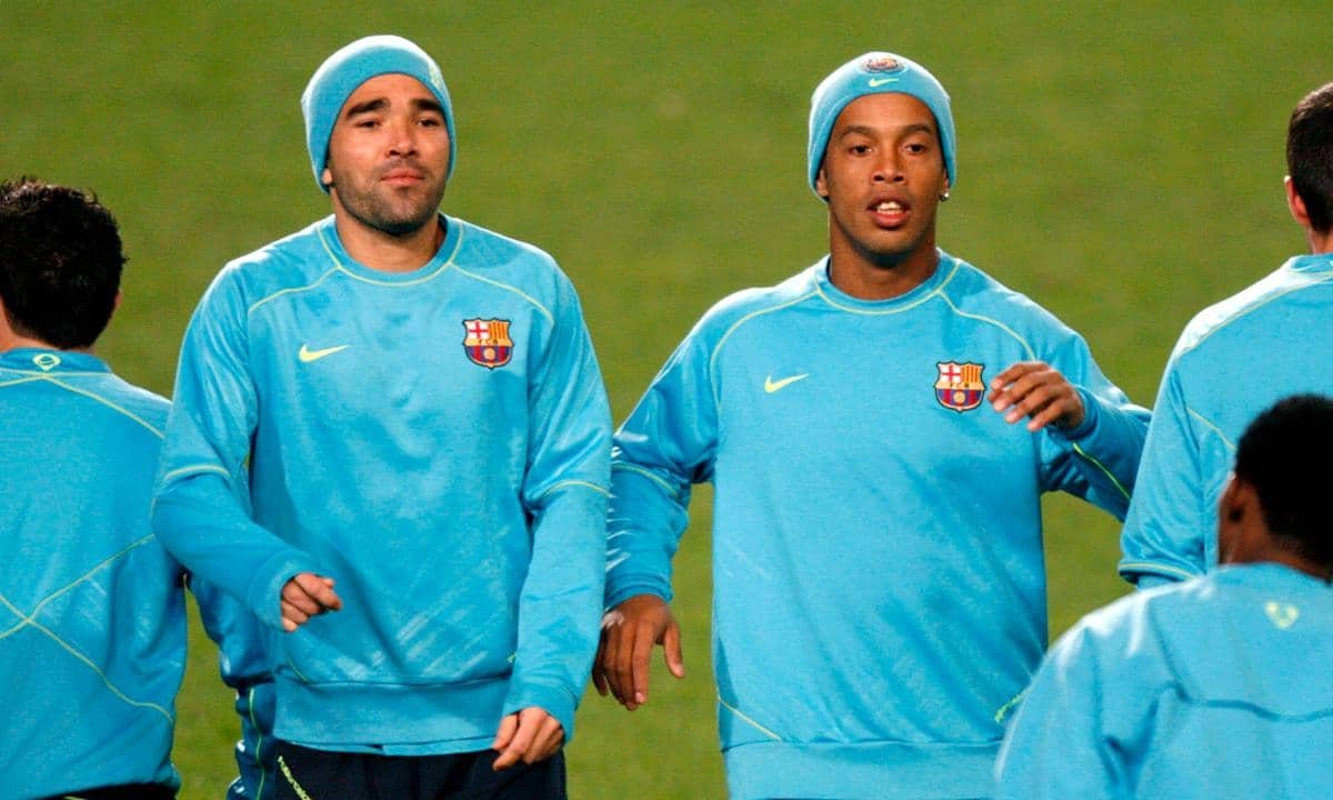 Ronaldinho e Deco treinando pelo Barcelona (foto: ALBERT GEA)