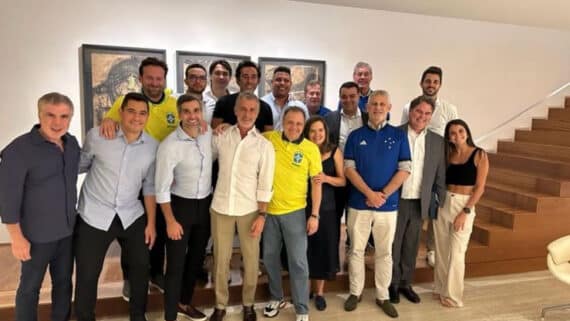 Ronaldo junto com empresários em jantar (foto: Reprodução/Instagram)