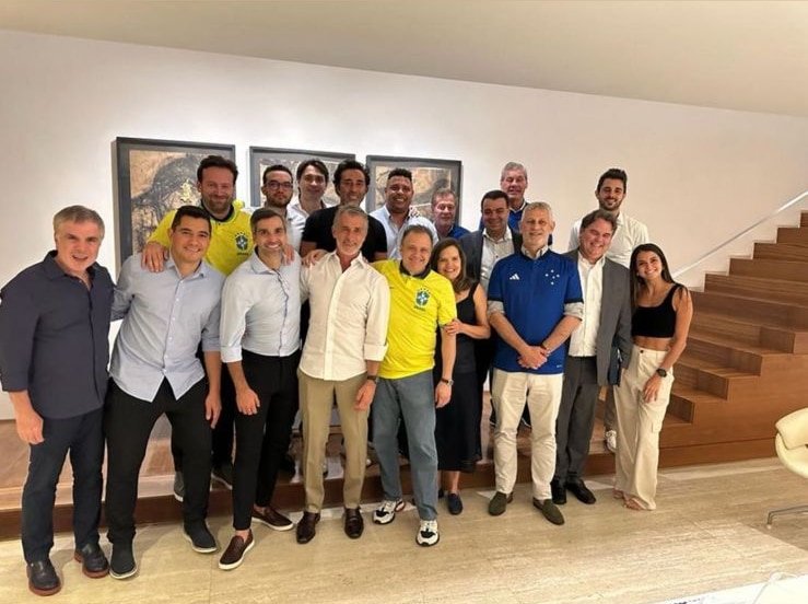 Ronaldo junto com empresários em jantar (foto: Reprodução/Instagram)