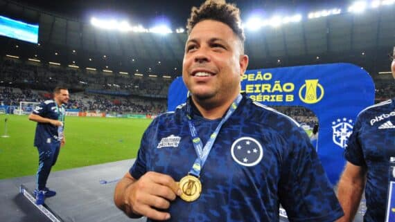 Ronaldo Fenômeno com a medalha de campeão da Série B (foto: Ramon Lisboa/EM)