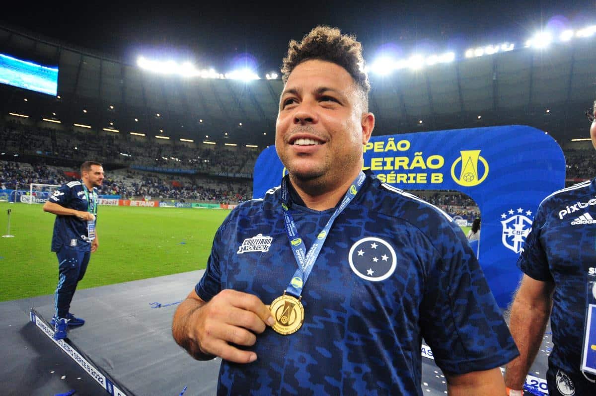 Ronaldo Fenômeno com a medalha de campeão da Série B (foto: Ramon Lisboa/EM)