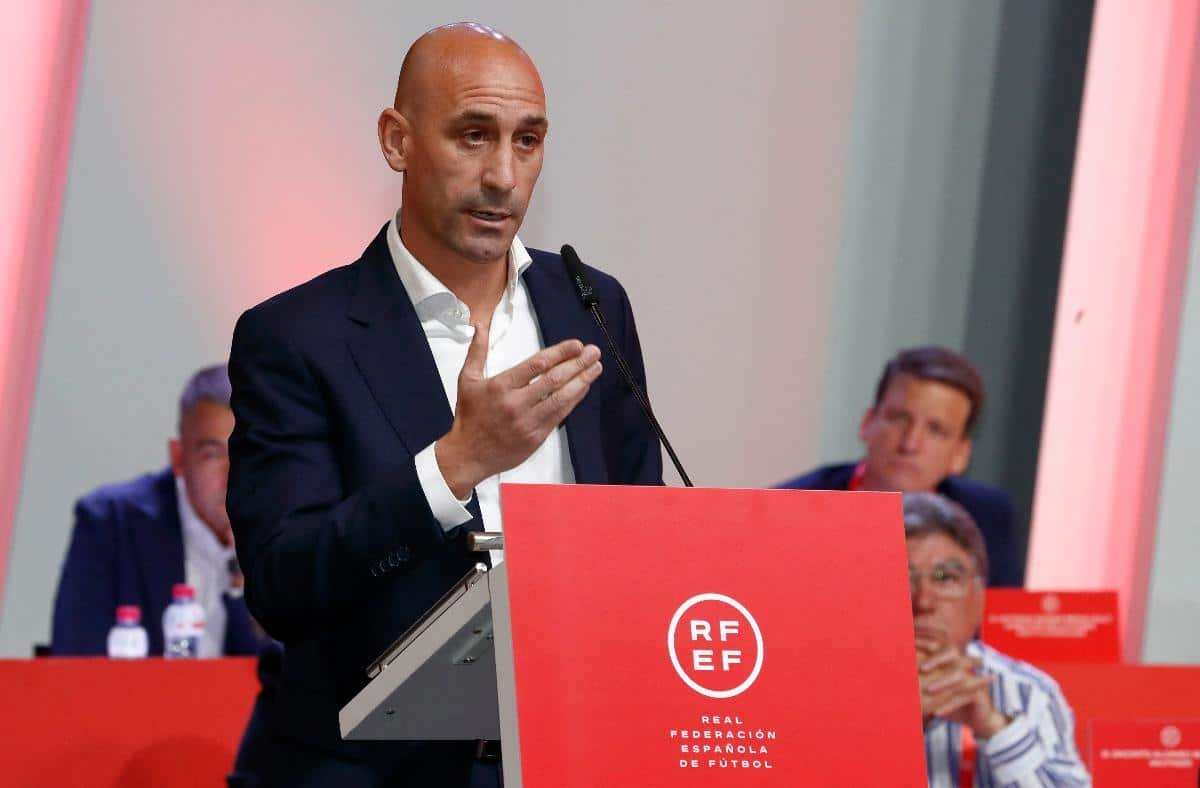 Luis Rubiales durante assembleia extraordinária da Real Federação Espanhola de Futebol (foto: EIDAN RUBIO)