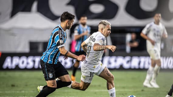 Soteldo carrega bola em Santos x Grêmio (foto: Raul Baretta/ Santos FC)