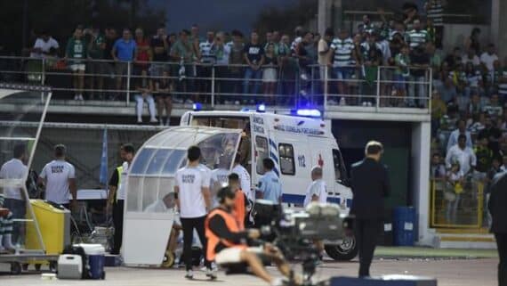 Torcedor é socorrido em partida do Campeonato Português (foto: Reprodução/A Bola)