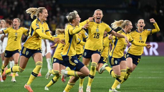 Elenco da Suécia comemora classificação às oitavas de final (foto: WILLIAM WEST)
