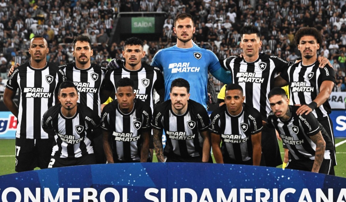 Jogadores do Botafogo posando para foto antes de partida válida pela Copa Sul-Americana (foto: MAURO PIMENTEL / AFP)
