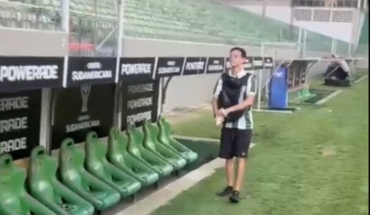 Torcedor do América jogando sal grosso no banco de reservas do Independência (foto: Reprodução)