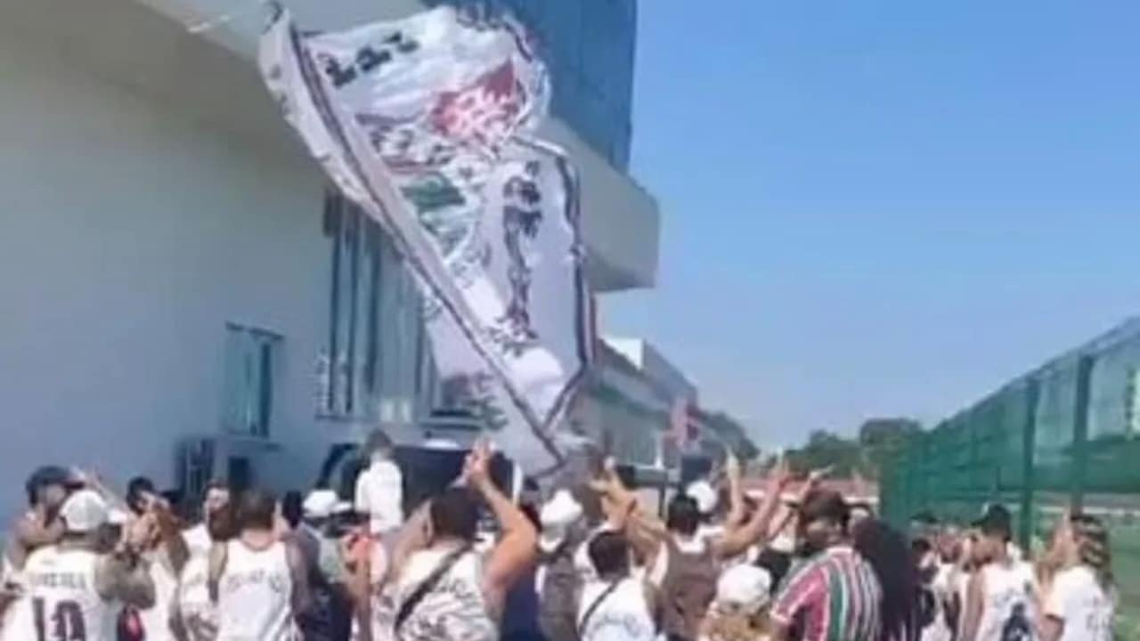Torcida do Fluminense invadiu o CT do clube em ato de apoio (foto: Reprodução)