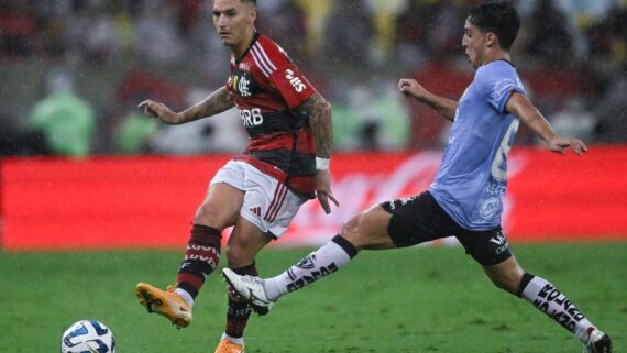 Varela pelo Flamengo na Libertadores (foto: MAURO PIMENTEL)