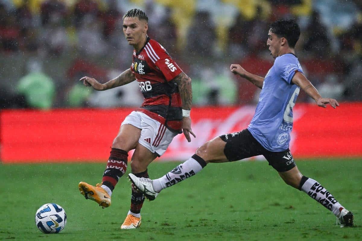 Varela pelo Flamengo na Libertadores (foto: MAURO PIMENTEL)