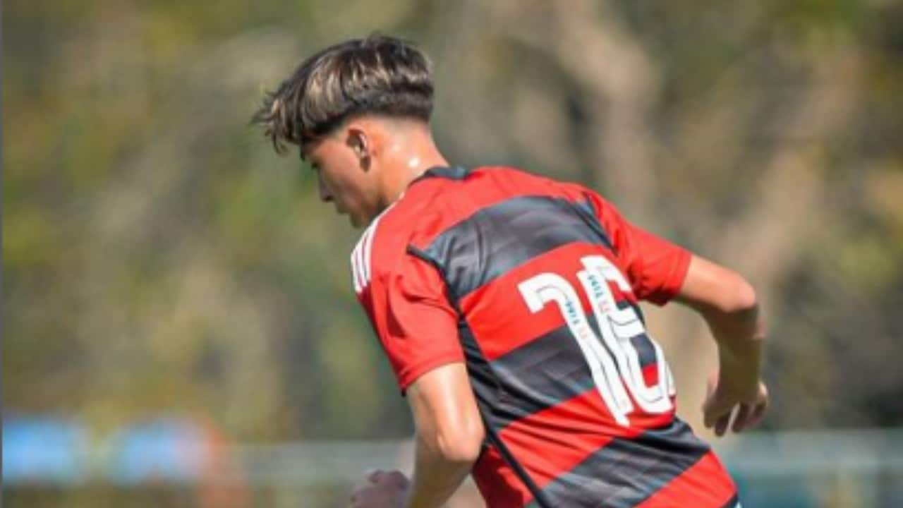 Luiz Felipe, volante do sub-15 do Flamengo, durante partida que marcou sua volta aos gramados após cirurgia no coraçao (foto: Reprodução/eii_luiz08)