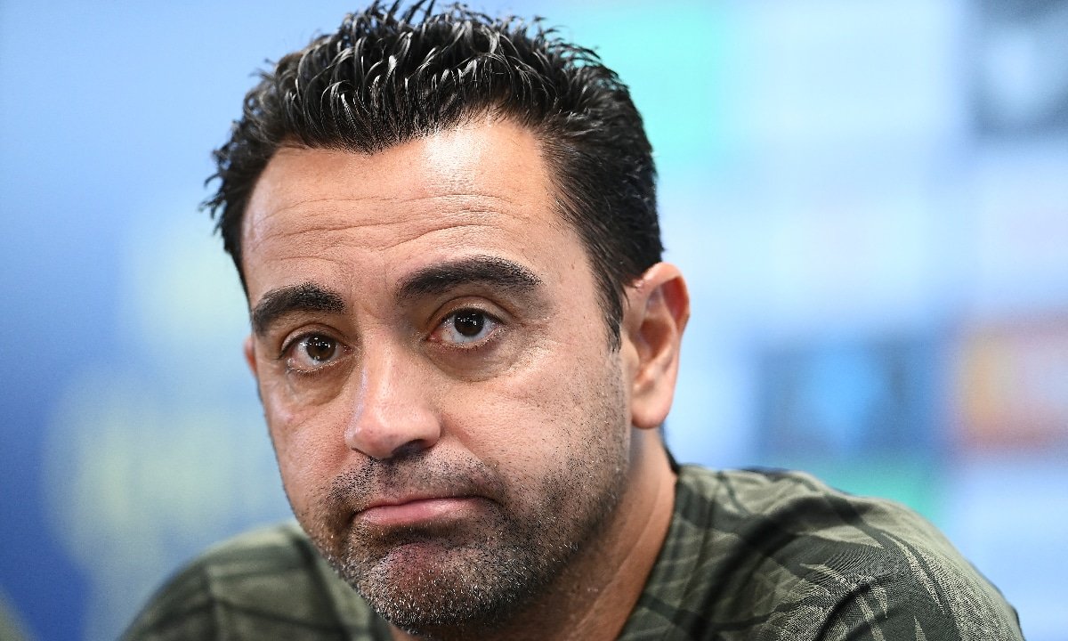 Xavi em entrevista coletiva pelo Barcelona (foto: Pau BARRENA / AFP)