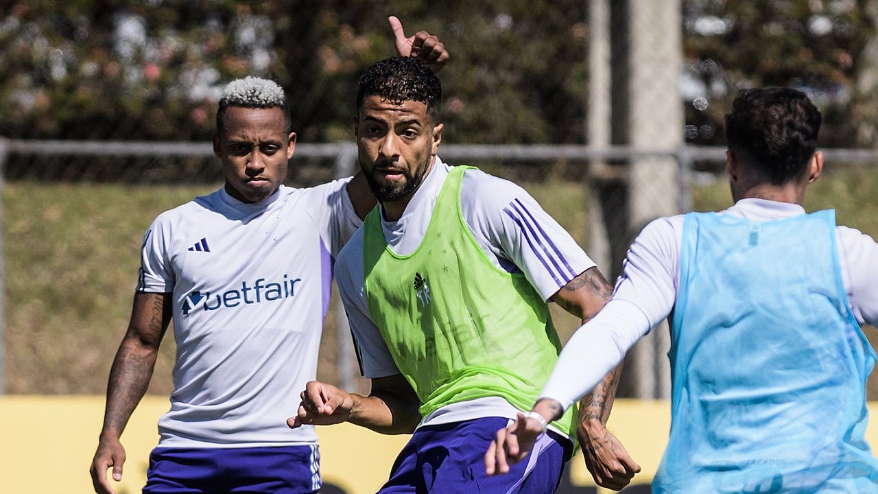 Novo zagueiro do Cruzeiro, João Marcelo já treina na Toca da Raposa (foto: Gustavo Aleixo/Cruzeiro)