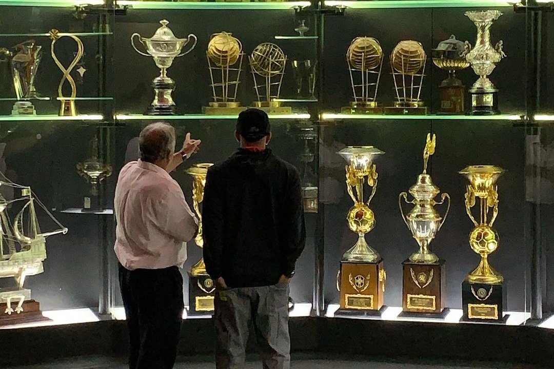 Zico e Gabigol vendo galeria de troféus no Museu do Flamengo (foto: Divulgação/Flamengo)