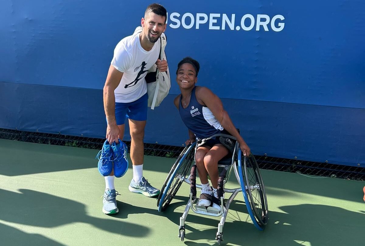 Novak Djokovic e Vitória Miranda lado a lado no US Open (foto: Arquivo pessoal)
