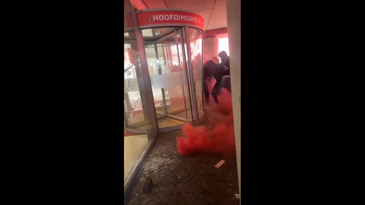 Torcedores quebram entrada do estádio (foto: Reprodução/Twitter)