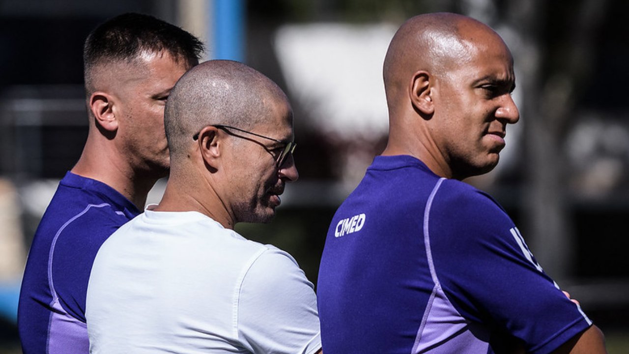 Alex observando treino do Cruzeiro (foto: Gustavo Aleixo/Cruzeiro)