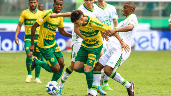 Jogadores de América e Cuiabá (foto: AssCom Dourado)