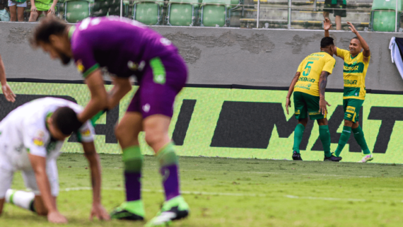 Jogadores do Cuiabá comemorando gol (foto: AssCom Dourado)