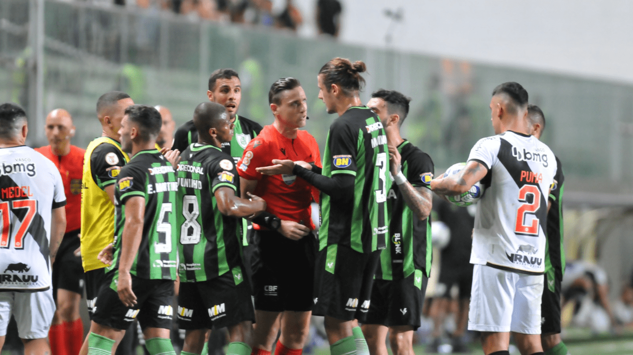 Jogadores do América contestando o árbitro em partida contra o Vasco (foto: Alexandre Guzanshe/EM D.A Press)