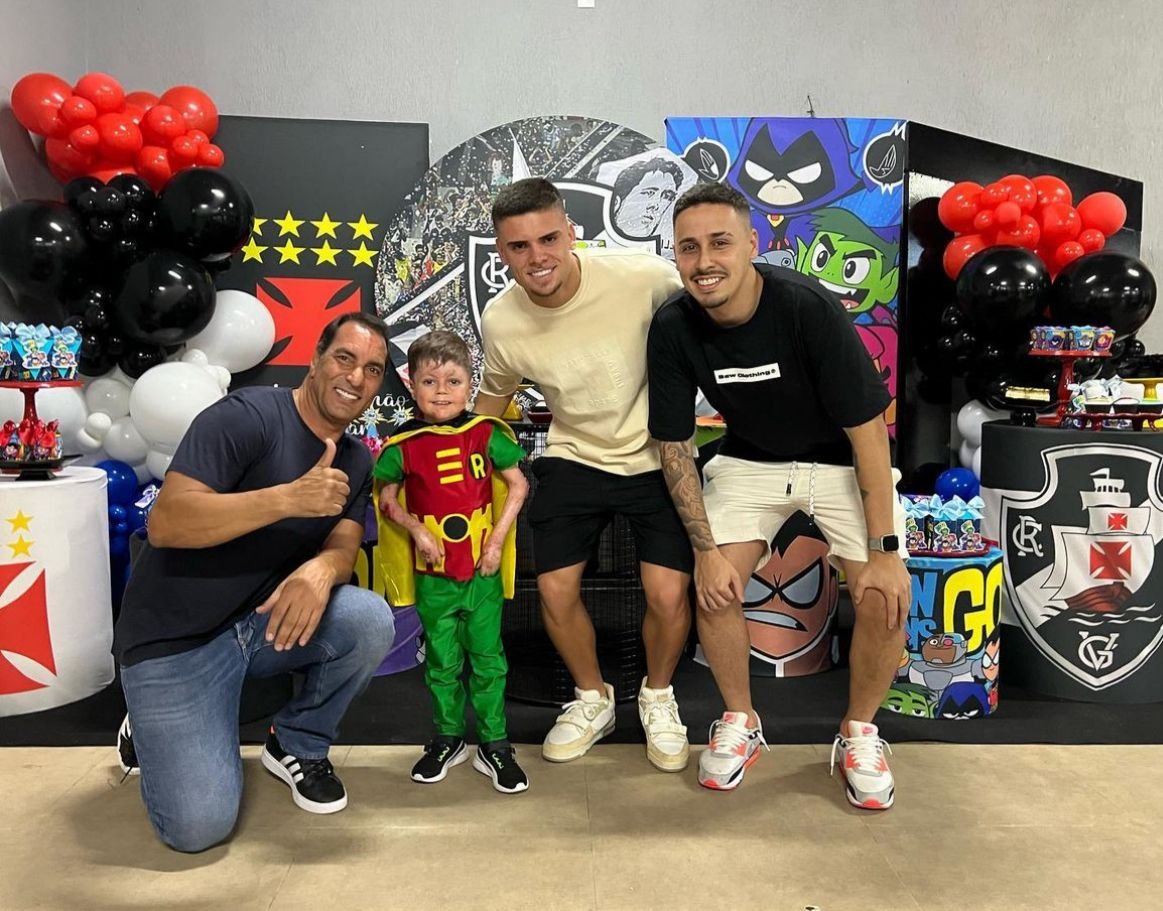 Gui e personalidades do Vasco em seu aniversário (foto: Redes sociais/Reprodução)