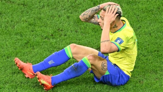 Antony lamenta em partida pela Seleção Brasileira, na Copa do Mundo de 2022 (foto: INA FASSBENDER/AFP)