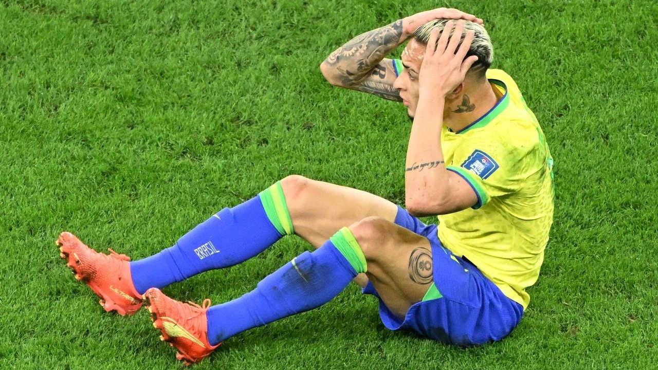 Antony lamenta em partida pela Seleção Brasileira, na Copa do Mundo de 2022 (foto: INA FASSBENDER/AFP)